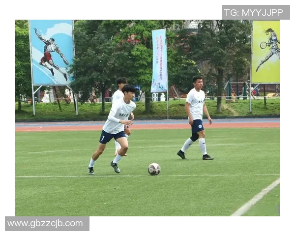 当足球巨星赛场突遇笑场瞬间观众席与队友全被欢乐感染